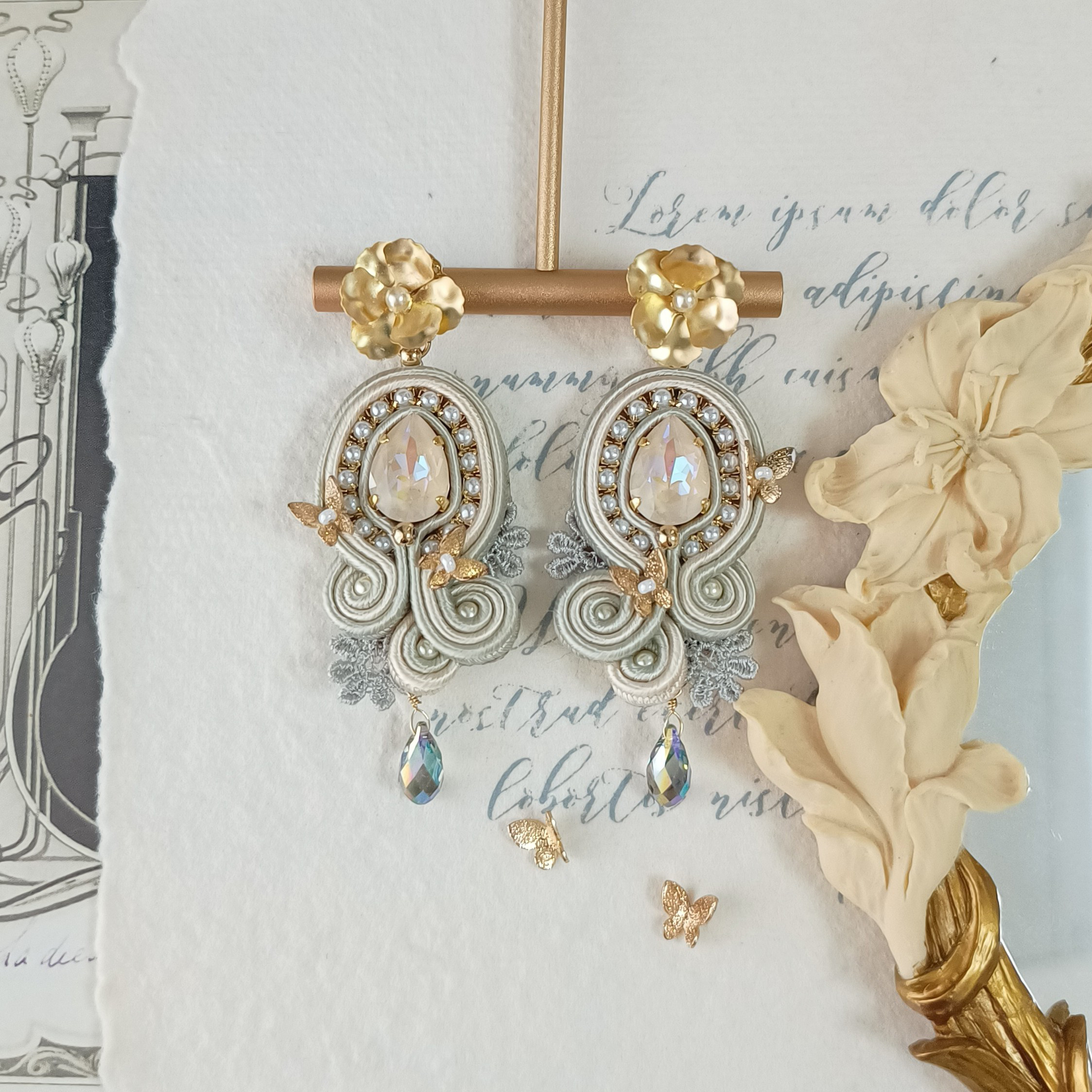 中世ヨーロッパからの贈り物　2wayピアス　蝶　貴婦人 結婚式　パーティー