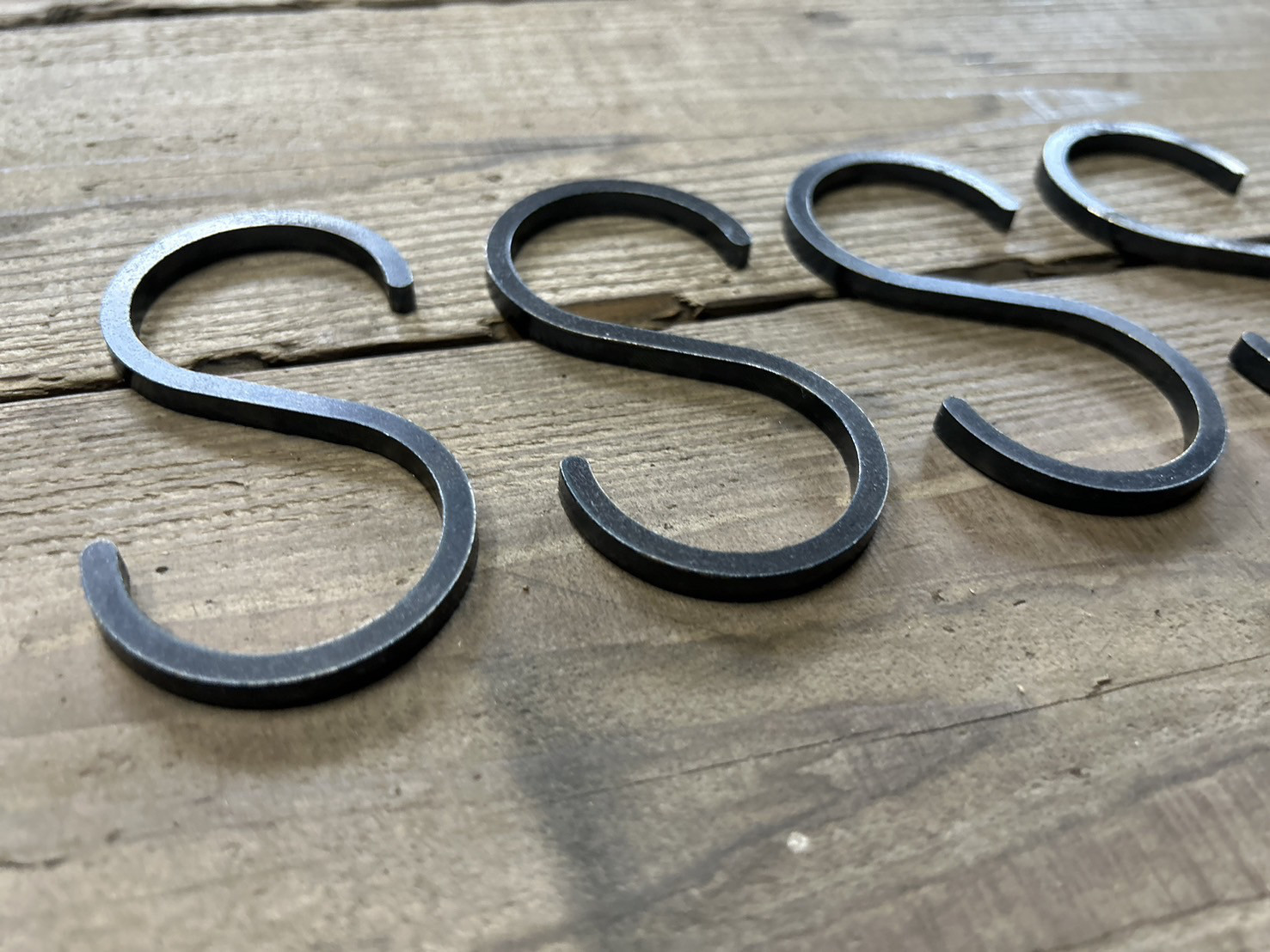 グレーの三角形フック 5つのフック付き グレーの三角形フック 5つのフック付き グレーの三角形フック 5