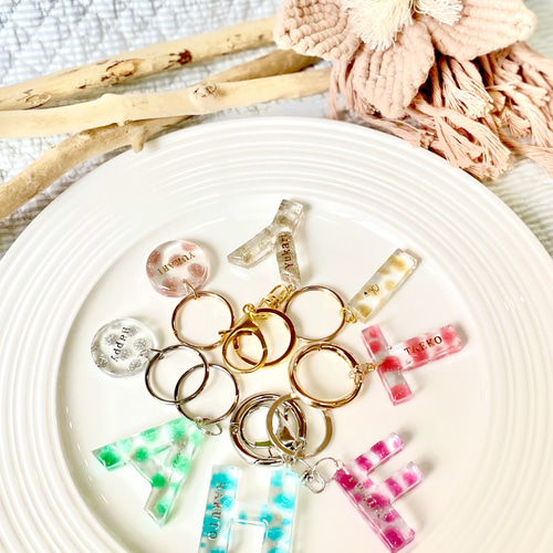 ハンドメイド　ネームタグ　イニシャルキーホルダー　ブレスレット　キーリング　推し ハンドメイド ネームタグ イニシャルキーホルダー ブレスレット