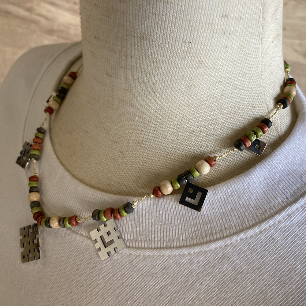 雪の結晶の様なチャーム　民族模様にデザインしたビーズペンダント