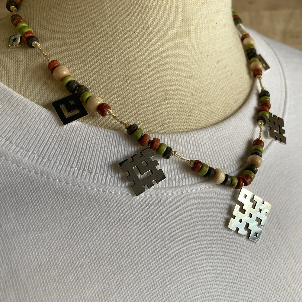 雪の結晶の様なチャーム　民族模様にデザインしたビーズペンダント