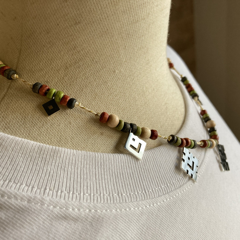 雪の結晶の様なチャーム　民族模様にデザインしたビーズペンダント