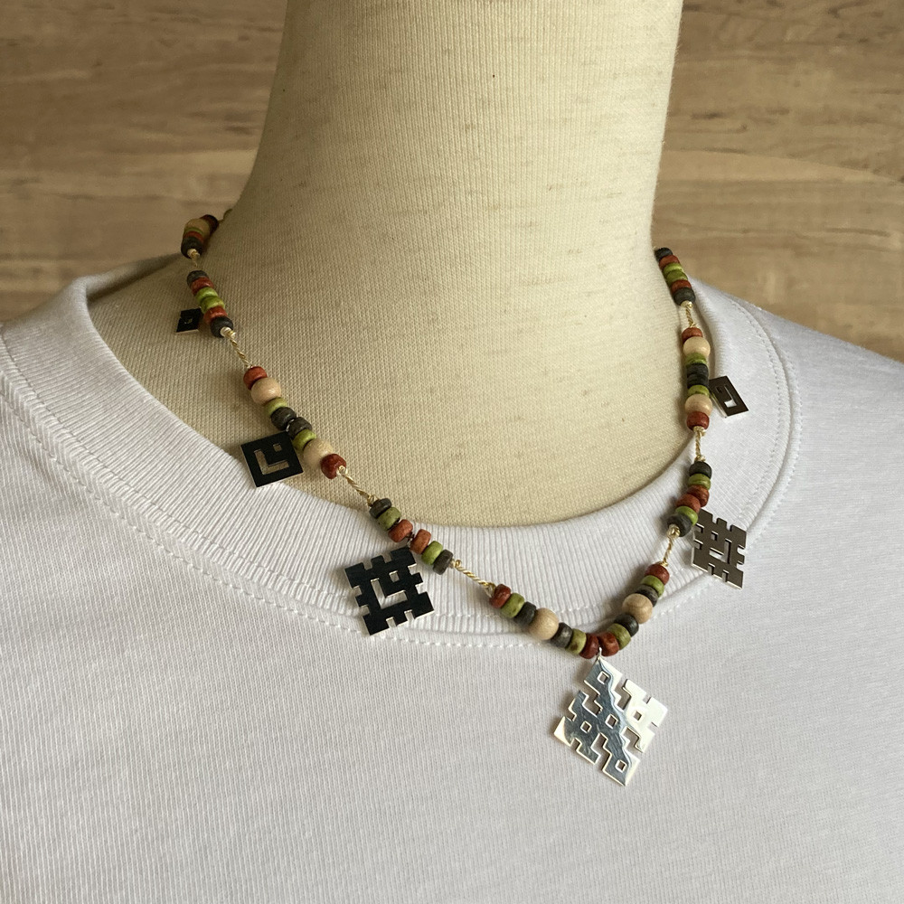 雪の結晶の様なチャーム　民族模様にデザインしたビーズペンダント