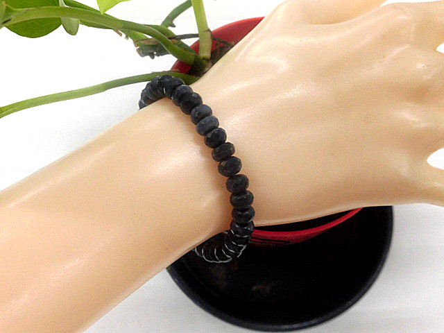 天然石 サファイア6.9mm〜7.3mmボタンブレスレット 内周17.0cm 　240101557