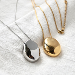 オーバルチャームのネックレス（ゴールド/シルバー）サージカル