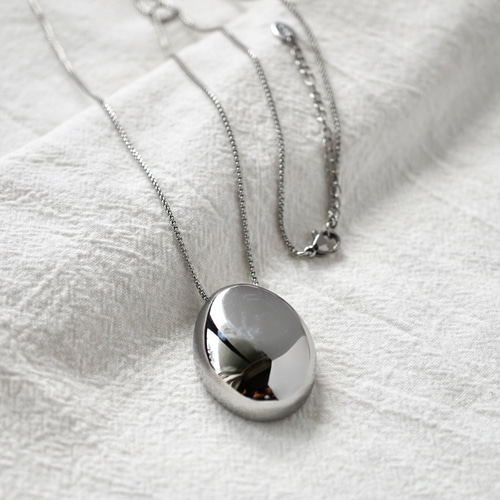 オーバルチャームのネックレス（ゴールド/シルバー）サージカル