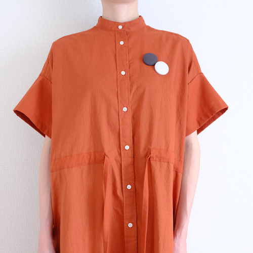 秋までOK」シャツワンピース 腰紐でギャザー調整可能 選べるブローチ