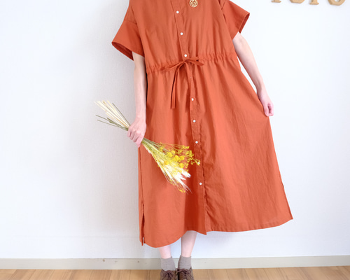 秋までOK」シャツワンピース 腰紐でギャザー調整可能 選べるブローチ