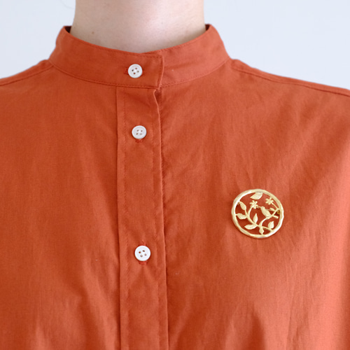 秋までOK」シャツワンピース 腰紐でギャザー調整可能 選べるブローチ