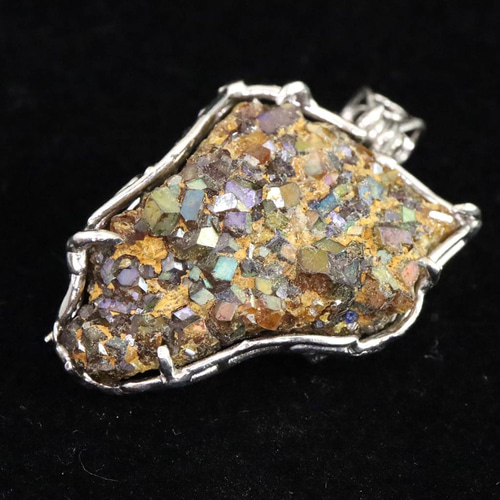 奈良県天川村産 レインボーガーネット 原石 ペンダント 8.6g #12049