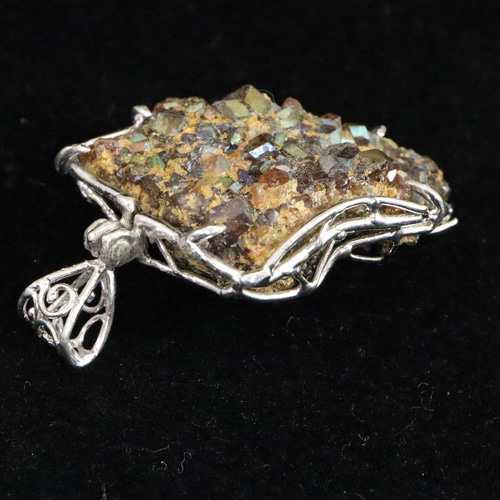 奈良県天川村産 レインボーガーネット 原石 ペンダント 8.6g #12049