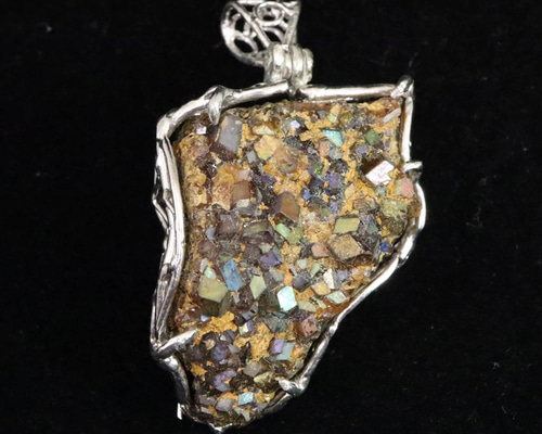 奈良県天川村産 レインボーガーネット 原石 ペンダント 8.6g #12049