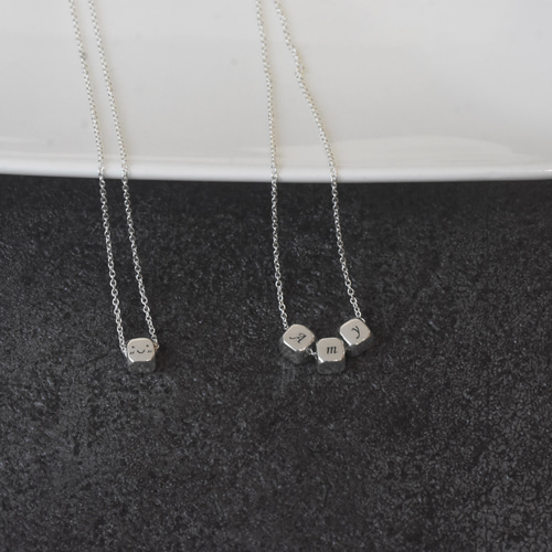 小さな正方形 | 刻まれた鎖骨チェーン スターリング シルバー