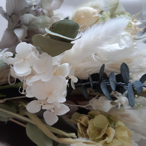 ハルスモークツリーと白い紫陽花とパンパスグラスのドライフラワースワッグ ハルスモークツリーと白い紫陽花とパンパスグラスのドライ