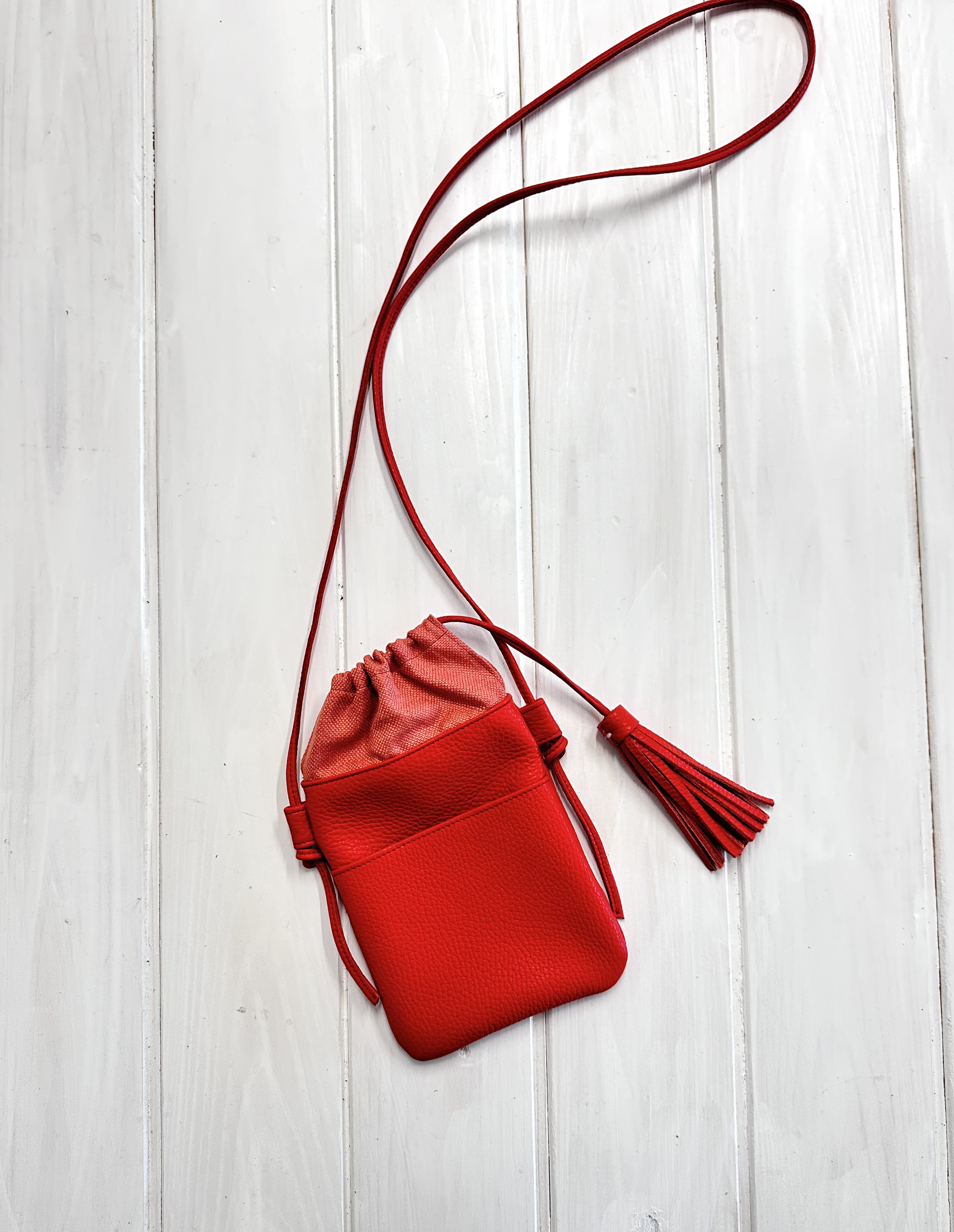 大きなフリンジ付き☆本革の巾着スマホショルダー　レッド