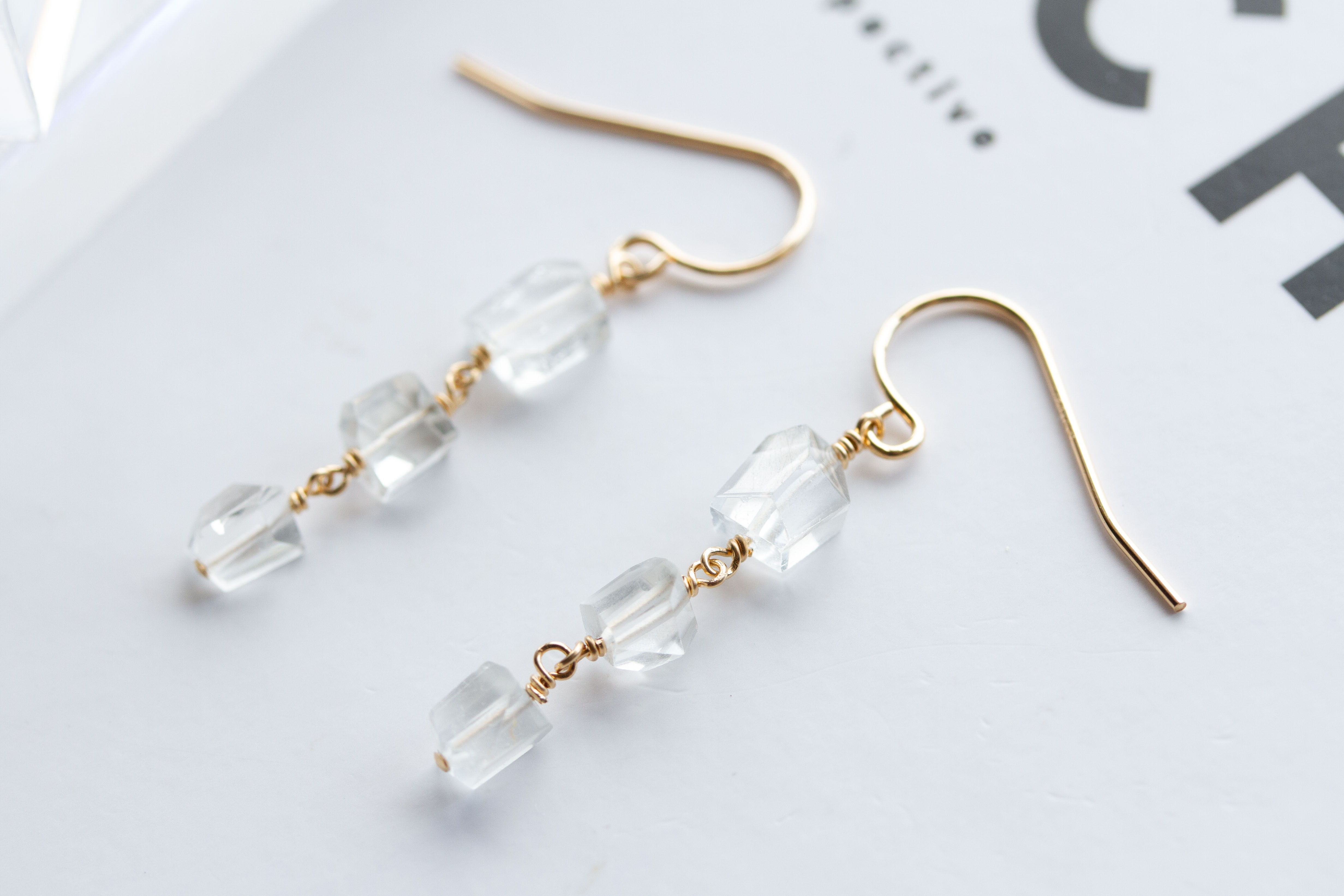 【 14Kgf 】ラフロックホワイトトパーズ　フックピアス