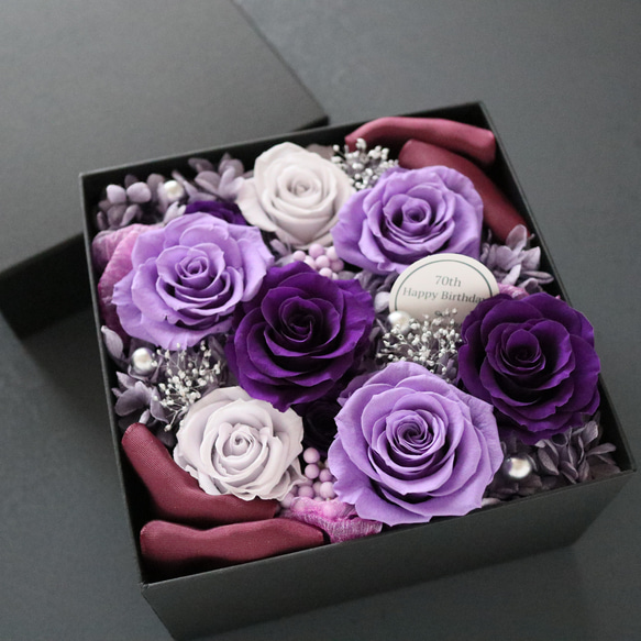 選べるメッセージ｜豪華な紫系のサプライズフラワーボックス｜記念日・古希祝い・喜寿祝い退職祝い　pre.121 5枚目の画像
