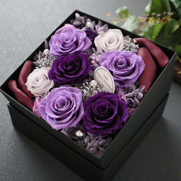 選べるメッセージ｜豪華な紫系のサプライズフラワーボックス｜記念日・古希祝い・喜寿祝い退職祝い　pre.121 3枚目の画像