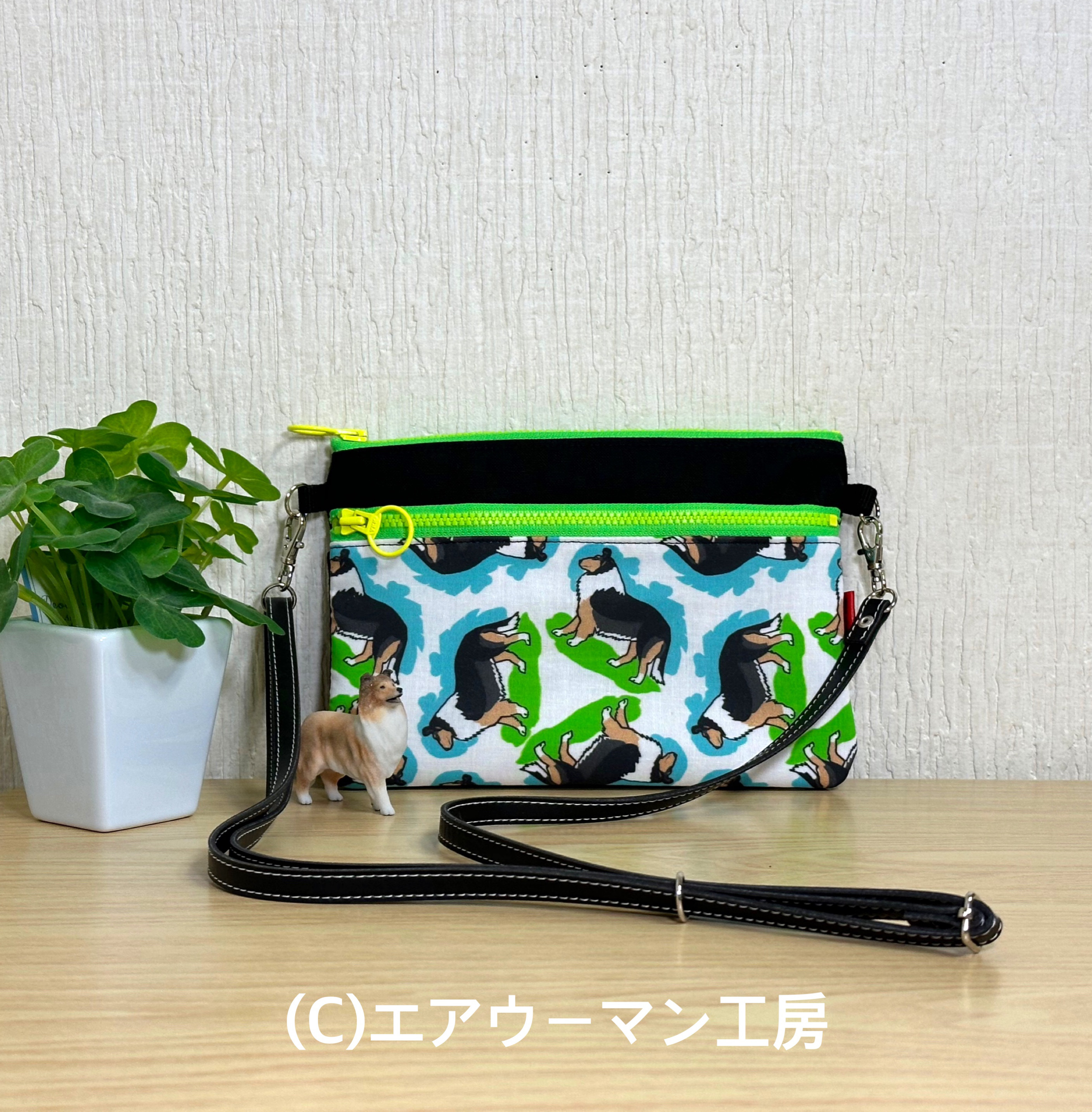 トライのラフコリーの輸入生地と黒い１１号帆布で作った入れ口ファスナーの横長スマホポシェット