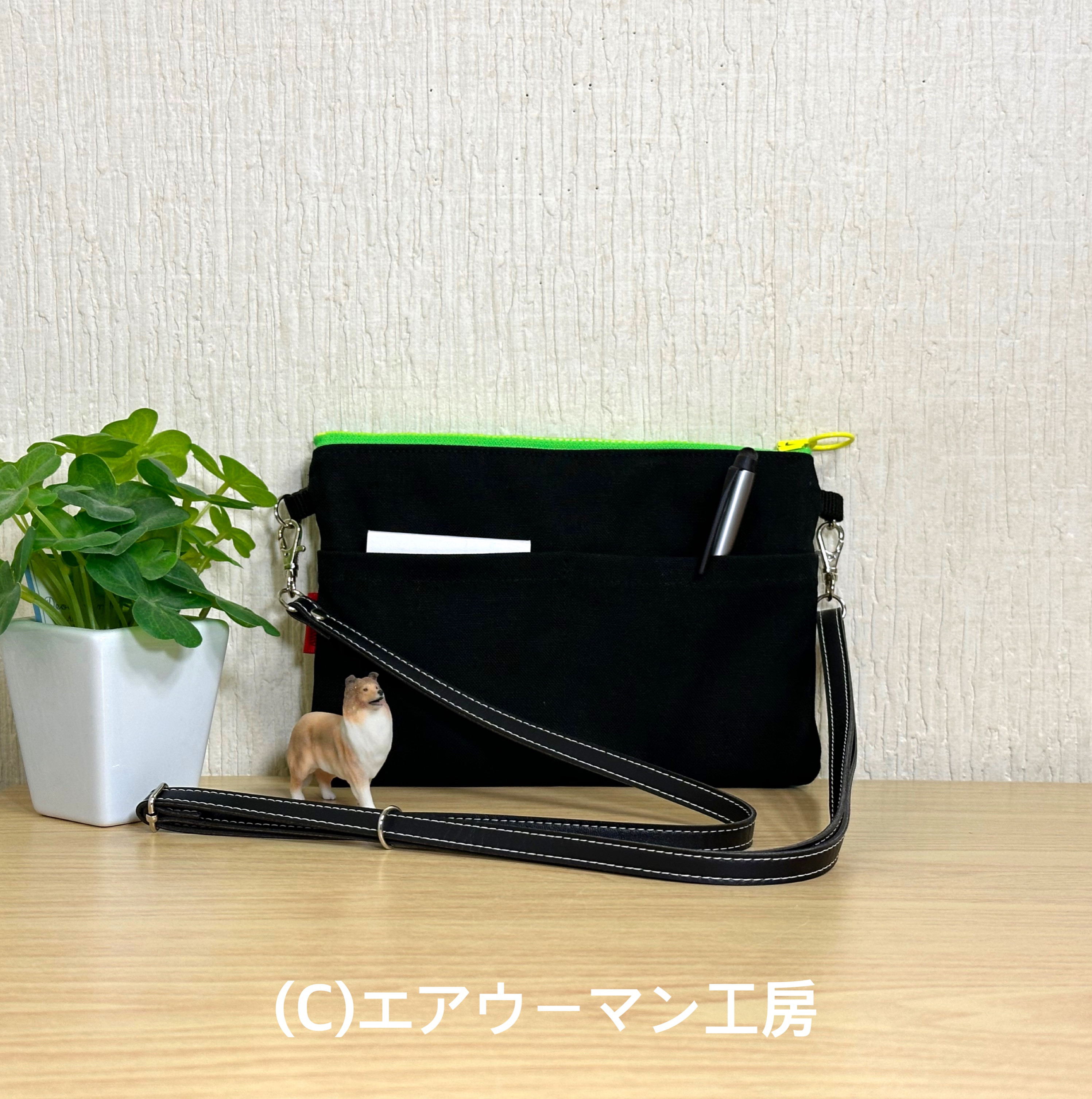 トライのラフコリーの輸入生地と黒い１１号帆布で作った入れ口ファスナーの横長スマホポシェット