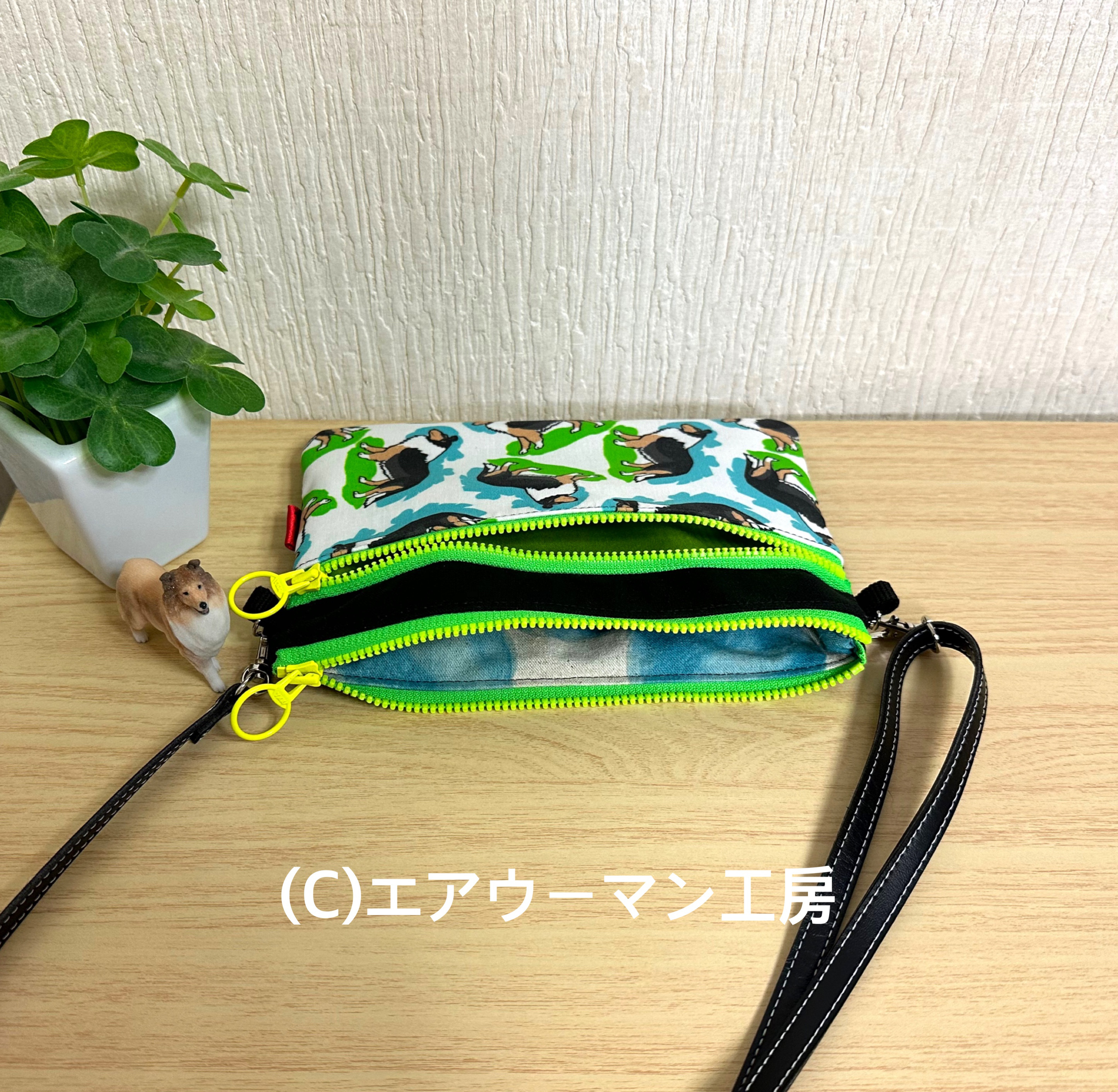 トライのラフコリーの輸入生地と黒い１１号帆布で作った入れ口ファスナーの横長スマホポシェット
