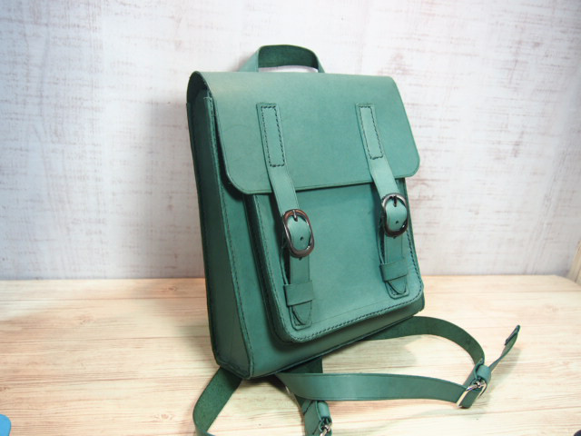 革色セージグリーンのコンパクトリュック