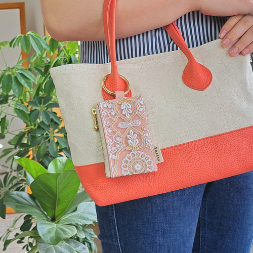 インド刺繍生地　ハンドル付きポーチ 楽天市場】リング付ポーチ 【 インド刺繍 01 × シュリンクレザー