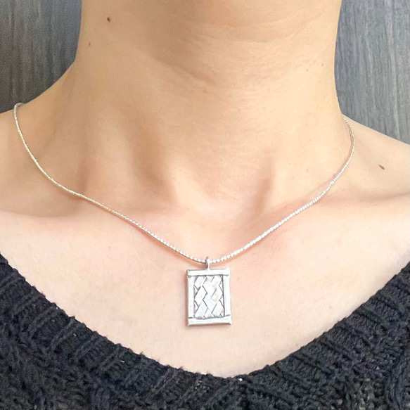 1点限り】カレンシルバーのスクエアトップ付きネックレス 長さは
