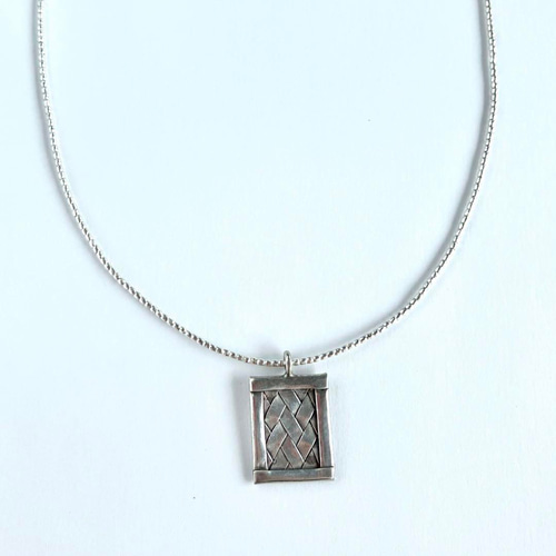 1点限り】カレンシルバーのスクエアトップ付きネックレス 長さは