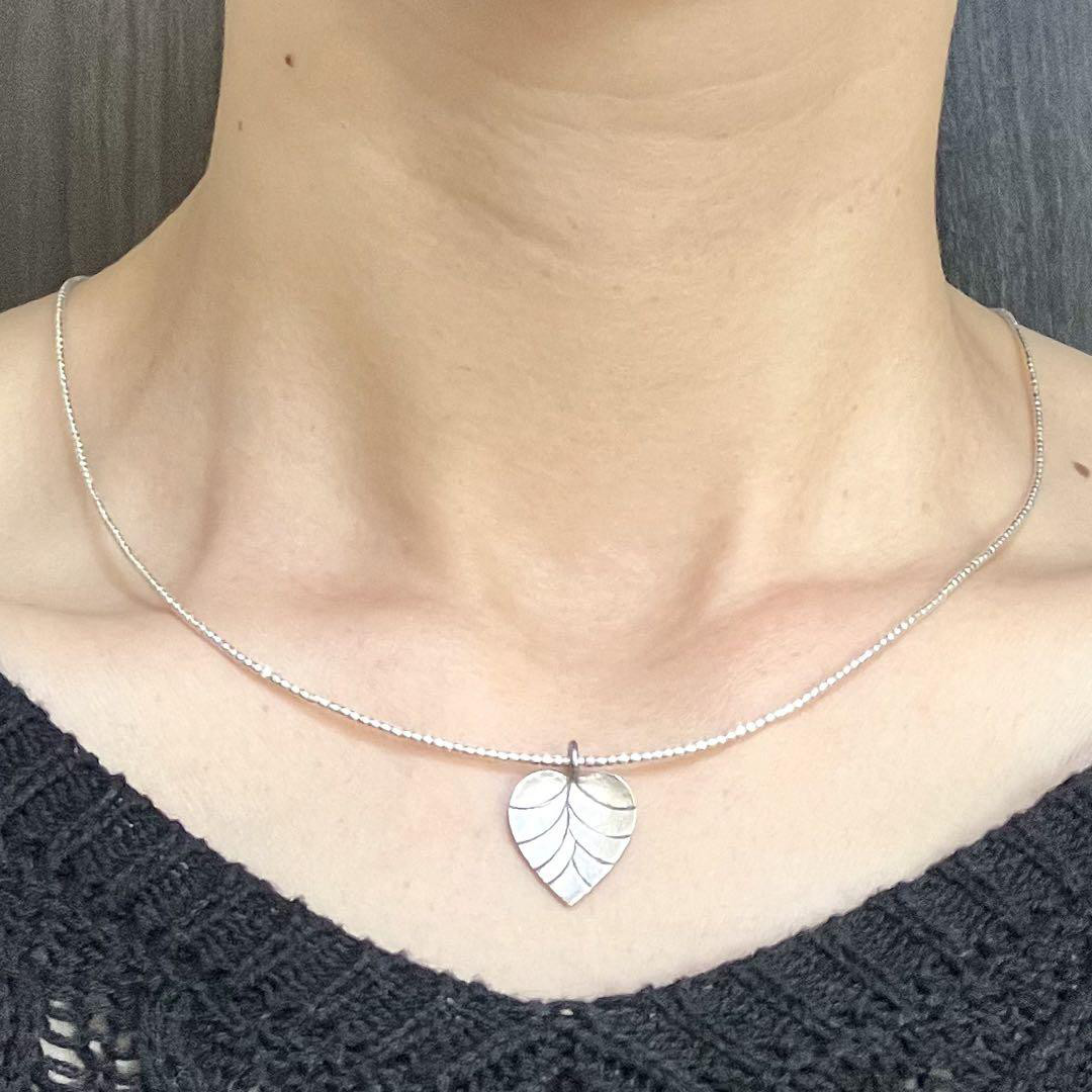 カレンシルバーのハート形葉っぱのトップ付きネックレス　長さはオーダーで