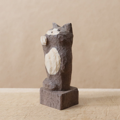 招き猫（右手）木彫り 木製 白黒のネコ 置物 インテリア雑貨（木材