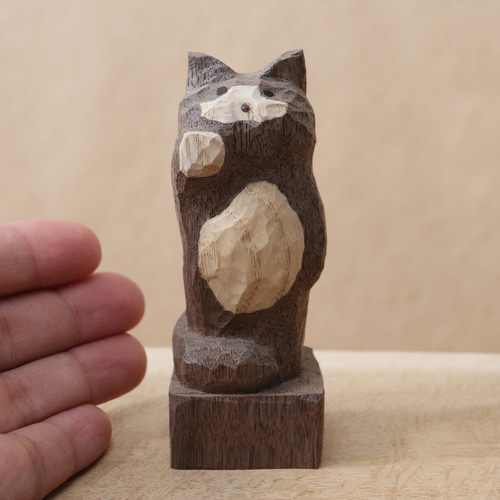 招き猫（右手）木彫り 木製 白黒のネコ 置物 インテリア雑貨（木材