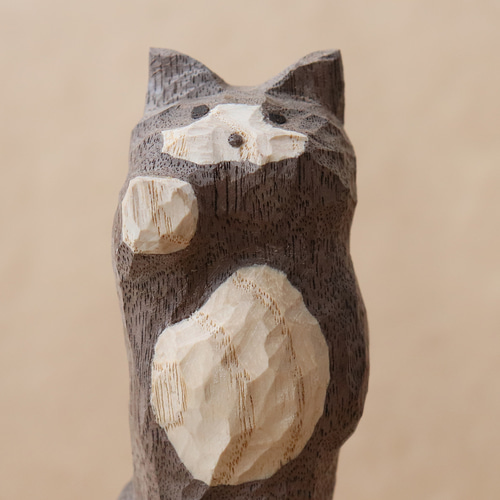 招き猫（右手）木彫り 木製 白黒のネコ 置物 インテリア雑貨（木材