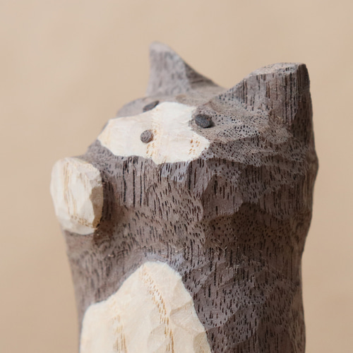 招き猫（右手）木彫り 木製 白黒のネコ 置物 インテリア雑貨（木材