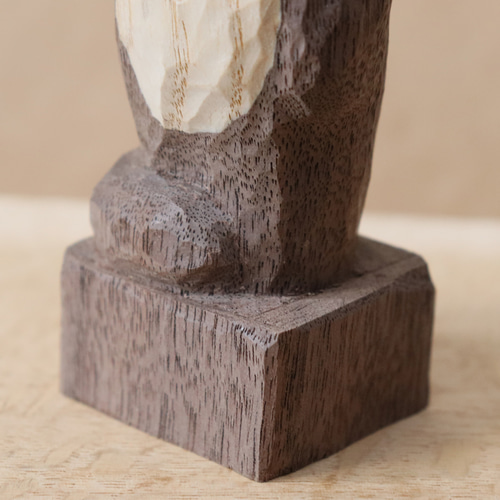 招き猫（右手）木彫り 木製 白黒のネコ 置物 インテリア雑貨（木材