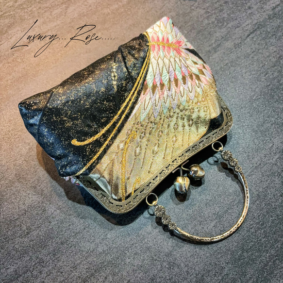 新作絹の煌めき♡とってもモダンな彩り豊かな大迫力な蝶のバッグ　　西陣織帯地バッグ　フォーマルバッグ　パーティーバッグ 2枚目の画像