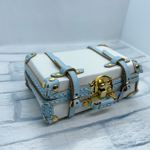 受注製作】本革1/6ドール用ミニチュア留め金付きトランク（白✖️薄い