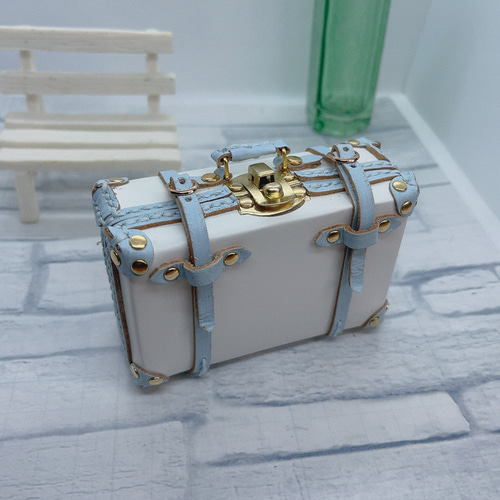 受注製作】本革1/6ドール用ミニチュア留め金付きトランク（白✖️薄い