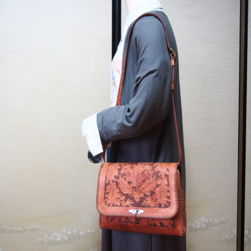 レザークラフトショルダーバッグ茶カービング