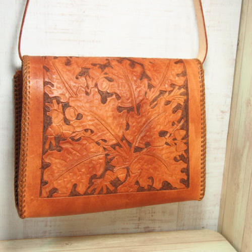 どんぐりモチーフカービング「革ショルダーバッグ：茶」【10％OFF感謝