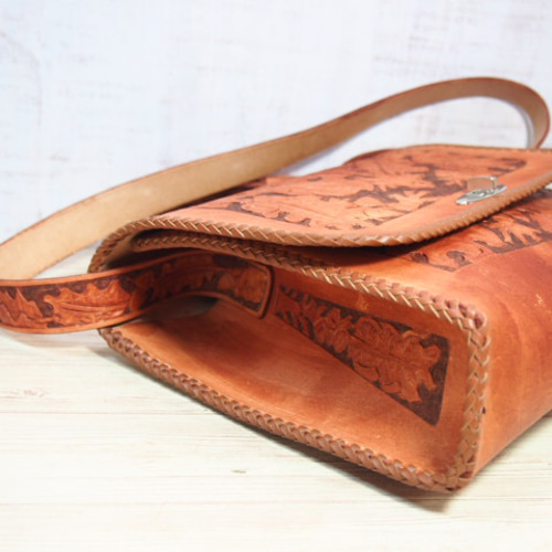 どんぐりモチーフカービング「革ショルダーバッグ：茶」【10％OFF感謝