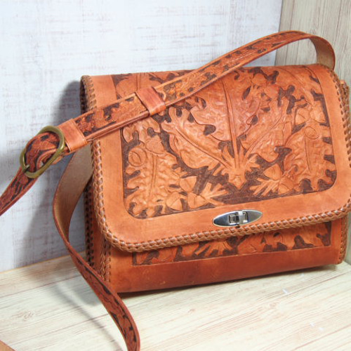 どんぐりモチーフカービング「革ショルダーバッグ：茶」 ショルダー  