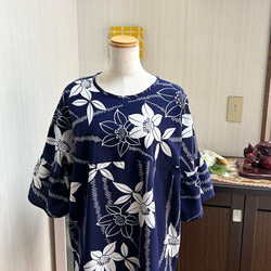 浴衣 反物 チュニック 濃紺に白い花 フレア袖 後ろリボン 浴衣リメイク