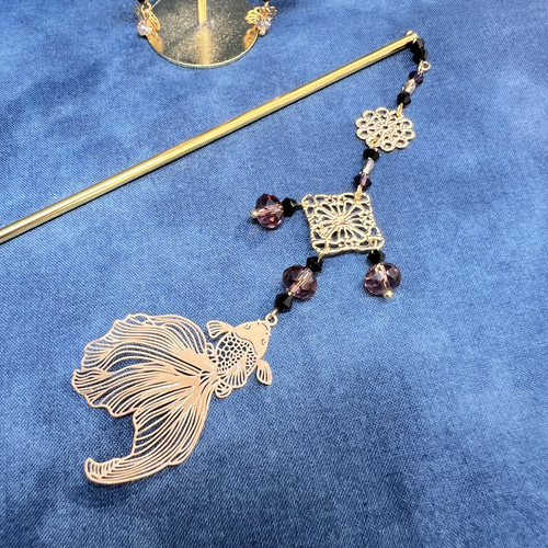 ベージュの金魚の簪とピアスセット【ベージュ×ゴールド色×ダーク 