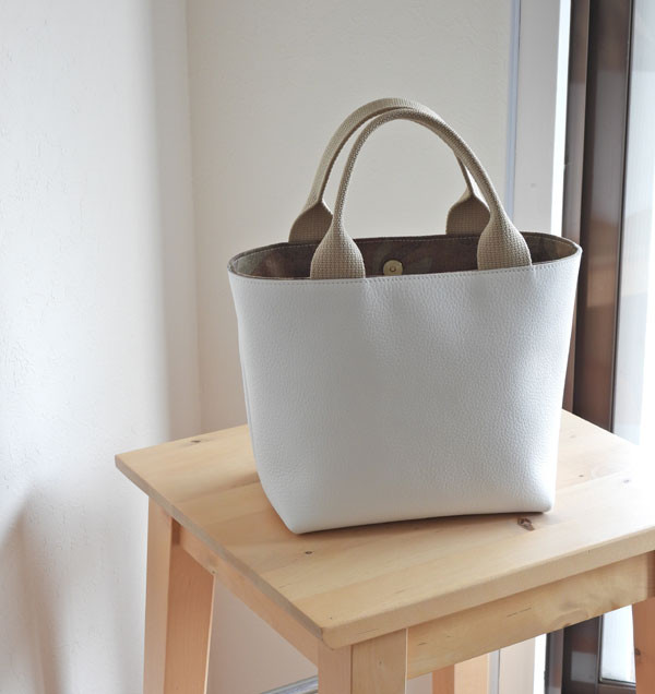 レザーベビートート　ピュアホワイト／ナチュラルハンドル（ 限定カモフラ柄 ）