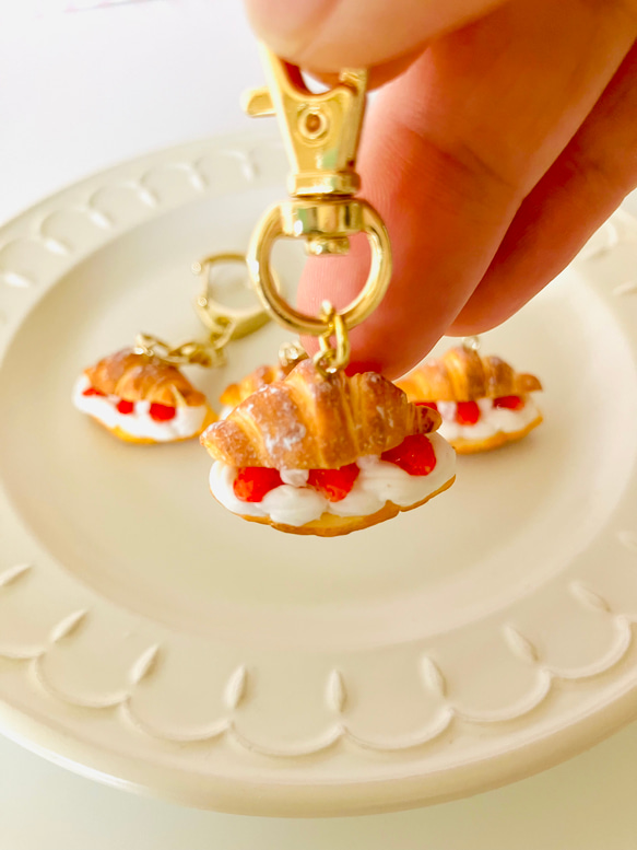 ミニチュア生クリームいちごクロワッサンチャーム その他アクセサリー