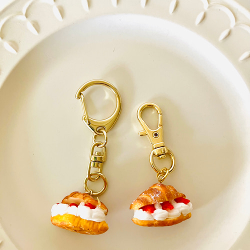 ミニチュアチャーム　ミニソーセージ　クロワッサン　親子丼　食品サンプル　3点 ミニチュア生クリームいちごクロワッサンチャーム その他