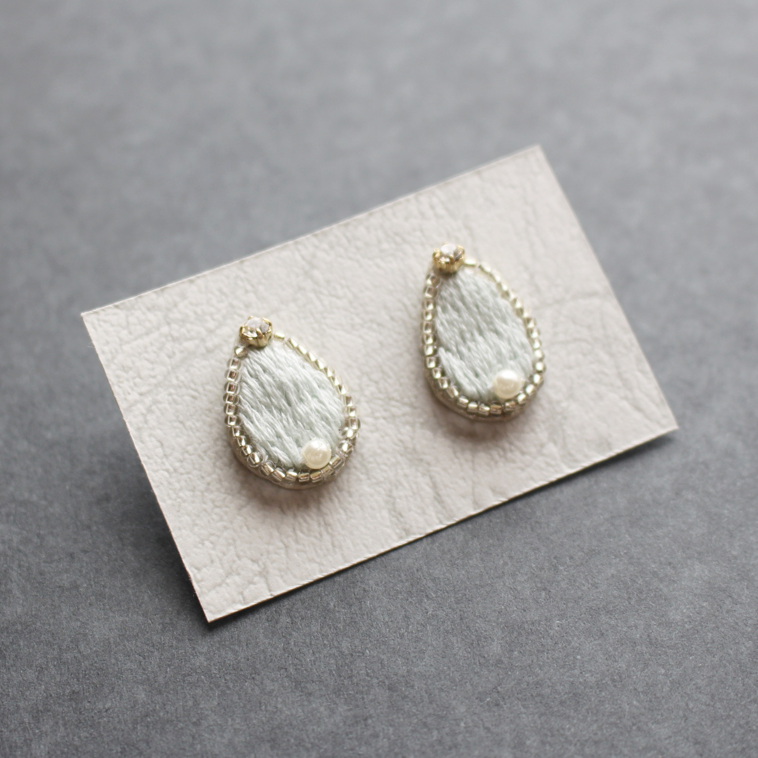 一雫/ビーズ刺繍ピアス