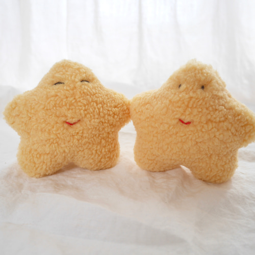 小さいお星さまのぬいぐるみ(にっこりのお顔) ぬいぐるみ saupoudrer