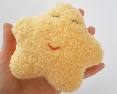 小さいお星さまのぬいぐるみ(にっこりのお顔) ぬいぐるみ saupoudrer